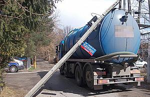 Szambiarka zerwała przewody energetyczne na Wiśniewie