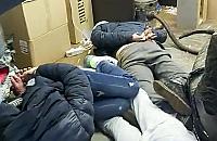 Przemysłowa produkcja nielegalnych papierosów w garażu na Tarchominie. Narkotyki o wartości 3 mln zł