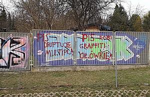 "PiS driftuje multiplą". Antyrządowe hasła pokryły Bemowo