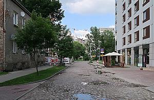 Deweloper wyremontuje ulicę na Odolanach. Kocie łby zostają