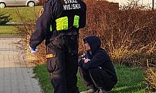 Po lanym poniedziałku zapadł w głęboki sen na jednym z trawników pod Galerią Bemowo