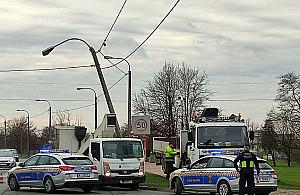 Złamany słup energetyczny zawisł nad ulicą