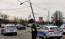 Złamany słup energetyczny zawisł nad ulicą