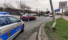 Złamany słup energetyczny zawisł nad ulicą