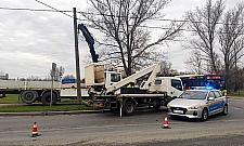 Złamany słup energetyczny zawisł nad ulicą