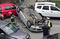 Pijany kierowca skasował pięć samochodów, dachował i uciekał