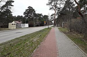 Najgorsza droga rowerowa Warszawy? Dziury i wystające korzenie w Miedzeszynie