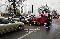 Zderzenie busa z osobówką na Płochocińskiej. Sześć osób w szpitalu