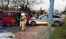 Zderzenie busa z osobówką na Płochocińskiej. Sześć osób w szpitalu