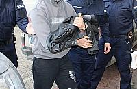 Zatrzymanie na Starych Bielanach. 21-latek znęcał się nad matką i swoim rodzeństwem