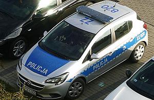 73-latka porysowała samochody sąsiadów, bo nie mogła przejść z wózkiem z zakupami