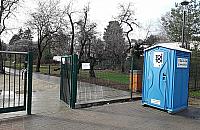 Trzy parki, zero toalet. Urzędnicy ustawili toi-toie