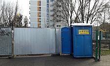 Trzy parki, zero toalet. Urzędnicy ustawili toi-toie