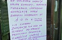 Mieszkańców Wawrzyszewa ogarnął niepokój. Dziwne znaki przy dzwonkach do mieszkań