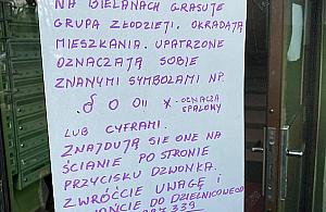 Mieszkańców Wawrzyszewa ogarnął niepokój. Dziwne znaki przy dzwonkach do mieszkań