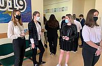 Rodzice ósmoklasistów nie chcą posyłać dzieci do szkół przed egzaminami. "To narażanie na kwarantannę"