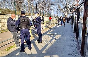 Bez maseczki na świeżym powietrzu? W miastach właściwie bez zmian