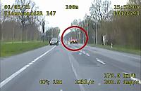 Ucieka� z pr�dko�ci� ponad 200 km/h. Policyjny po�cig zako�czony w rowie