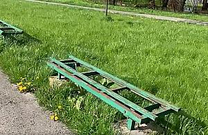 Ławki w parku Szymańskiego straszą od lat. Kiedy ich wymiana?