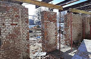 Remontują szklarnie przed Wola Parkiem. Będą otwarte dla warszawiaków