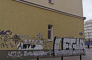 Bazgroły na odnowionych fasadach budynków. Prokuratura: "To nie jest czyn zabroniony"