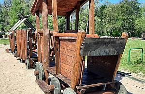 Górale na Młocinach. Remontują drewniany plac zabaw