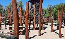 Górale na Młocinach. Remontują drewniany plac zabaw