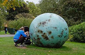 W centrum Warszawy stanie... grające jajko. To nowe dzieło autorki palmy