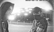 Włamali się do auta, ukradli portfel i wypłacili pieniądze naprzeciwko Galerii Mokotów