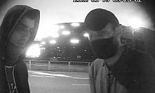 Włamali się do auta, ukradli portfel i wypłacili pieniądze naprzeciwko Galerii Mokotów