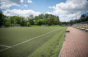Przebudują boisko na Bemowie. Będzie hala pneumatyczna i nowa murawa
