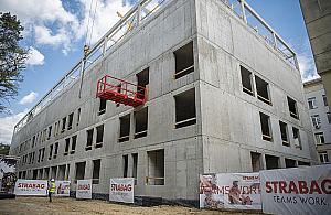 Wiecha zawisła. Szpital Bielański będzie większy