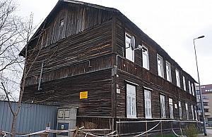 Czy drewniak przy rondzie Żaba przetrwa? Wpisany do rejestru i co dalej?