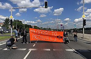 Ekolodzy blokują Wisłostradę. Niektórzy przykleili się do jezdni