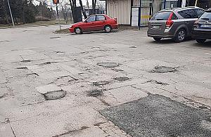 Parking wstydu przy wieliszewskim urzędzie. "Dziura na dziurze, łata łatę pogania"