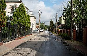 Czy na Skrzyneckiego musi być znak zakazujący zatrzymywania się?