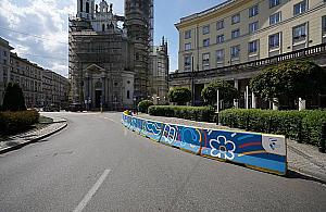 Zwężona jezdnia, kolorowe zapory. Wiosna na pl. Zbawiciela
