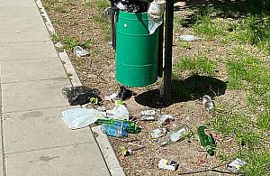 Śmieci fruwają po bielańskich trawnikach. Burmistrz: "Przepraszamy za niedogodności"