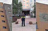 Potężny huk obudził mieszkańców ulicy Ksawerów. Fragment elewacji spadł przed wejściem
