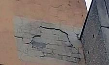 Potężny huk obudził mieszkańców ulicy Ksawerów. Fragment elewacji spadł przed wejściem