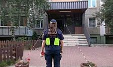 Potężny huk obudził mieszkańców ulicy Ksawerów. Fragment elewacji spadł przed wejściem