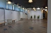 Matka z wózkiem nie dostanie się do filii BCK w Hali Wola. Pieniądze wydane bez sensu