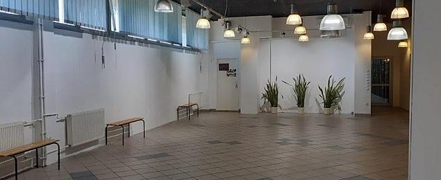 Matka z wózkiem nie dostanie się do filii BCK w Hali Wola. Pieniądze wydane bez sensu