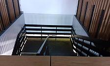 Matka z wózkiem nie dostanie się do filii BCK w Hali Wola. Pieniądze wydane bez sensu