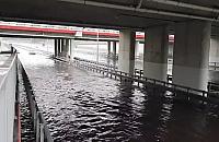 Deszcz pokonał "wannę szczelną" na S2. Awaria czy fuszerka?