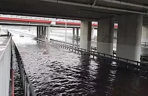 Deszcz pokonał "wannę szczelną" na S2. Awaria czy fuszerka?