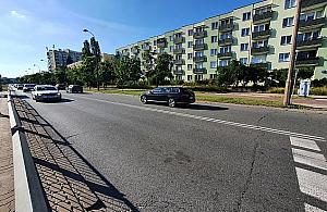 Broniewskiego: trzeci pas ruchu czy parking? Spór na Bielanach