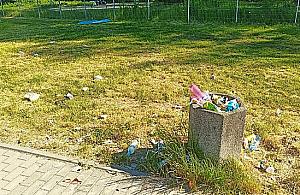 Pełno śmieci wokół jeziorka na Bardowskiego "Tam jest straszny syf"