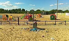 Pełno śmieci wokół jeziorka na Bardowskiego "Tam jest straszny syf"