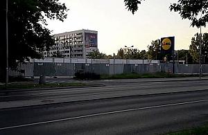 "Zburzą Lidla, zbudują blok". Sprawdzamy teorię spiskową